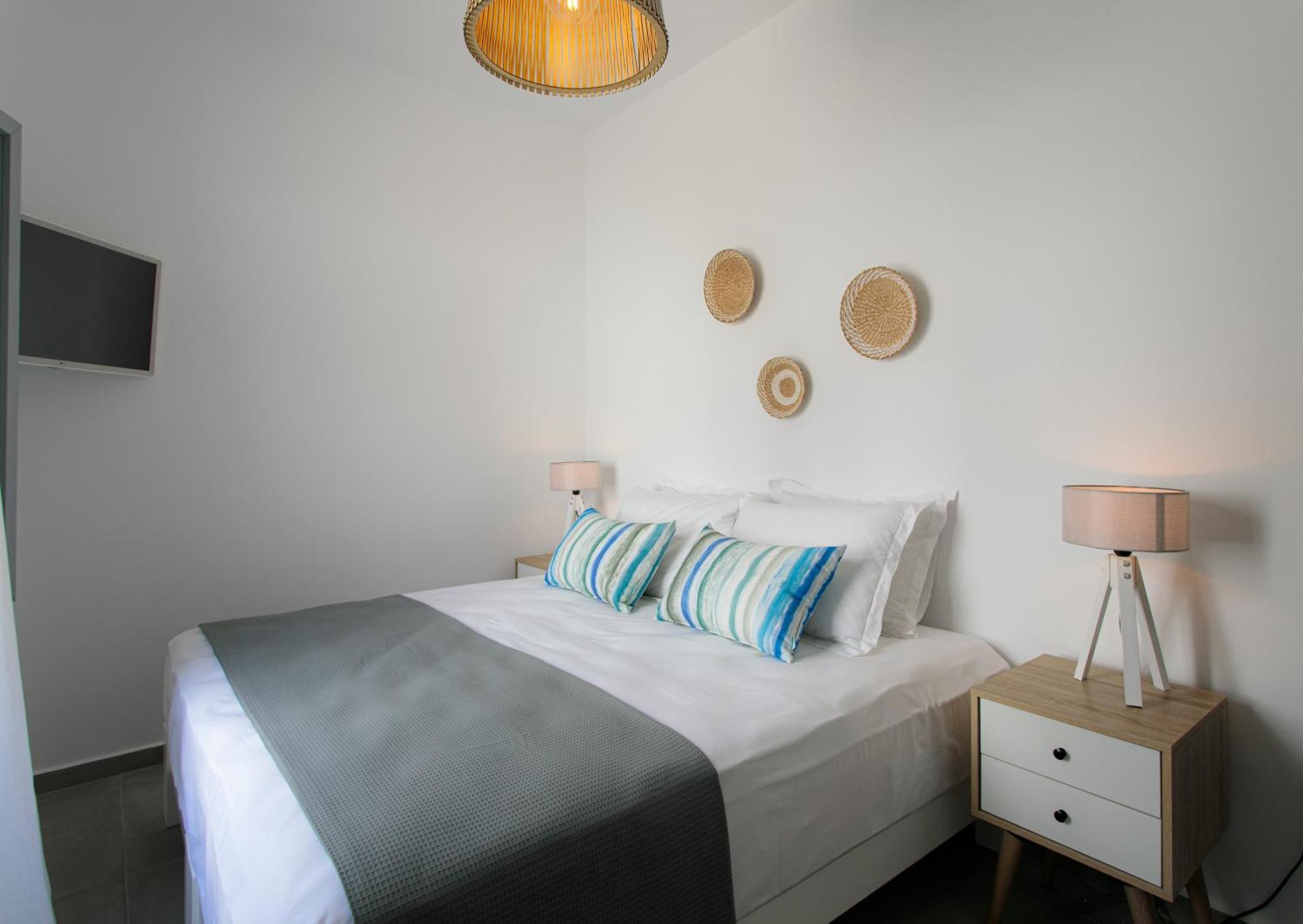 Seanfinity Beachfront Suites Mikrí Vígla Szoba fotó