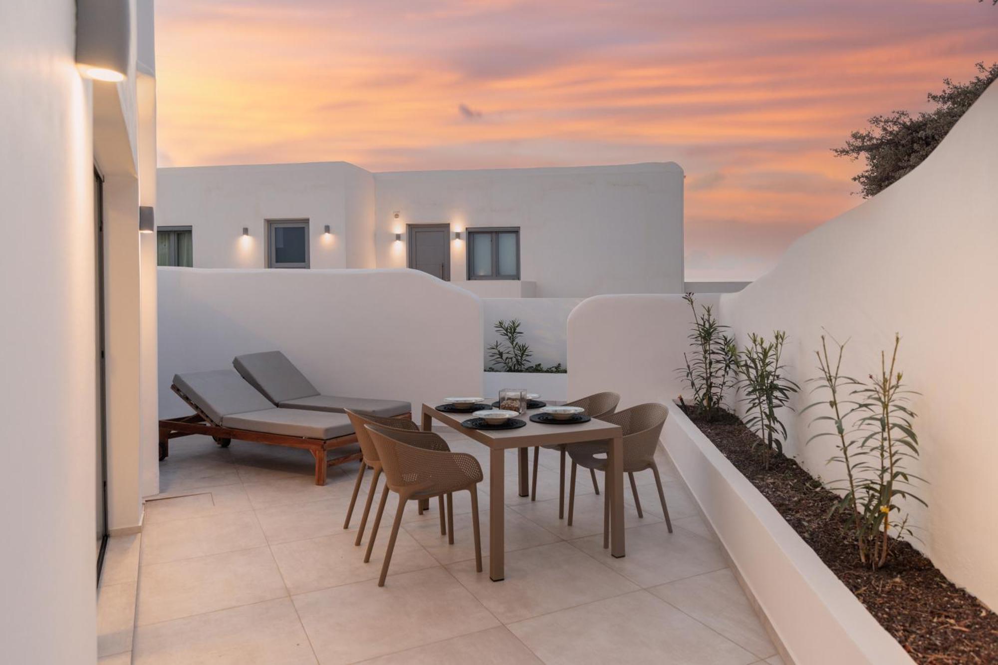 Seanfinity Beachfront Suites Mikrí Vígla Szoba fotó