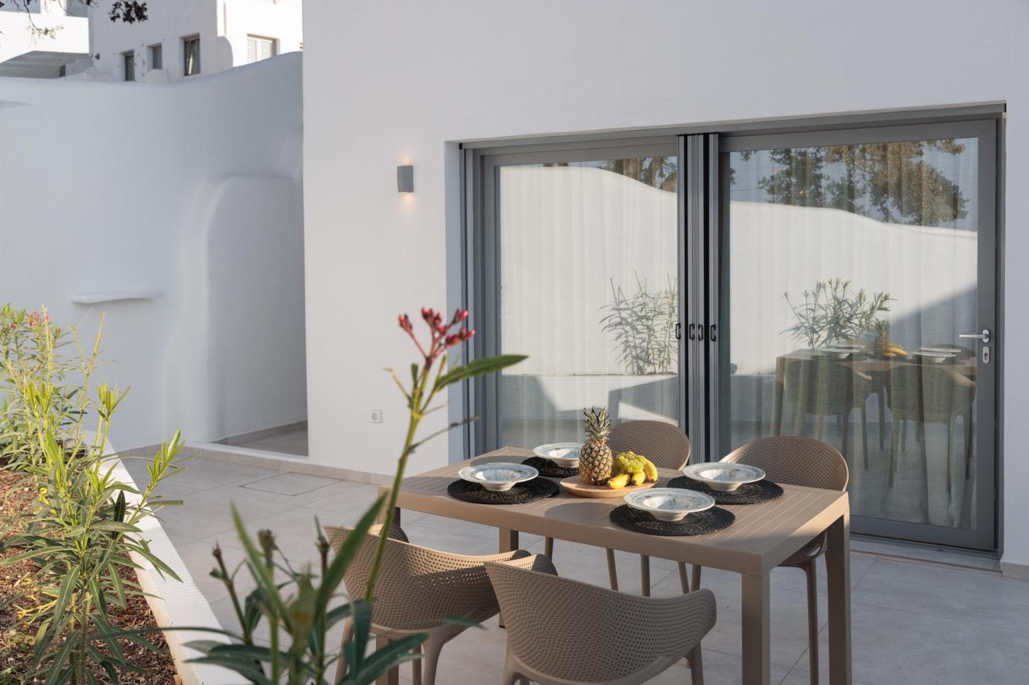 Seanfinity Beachfront Suites Mikrí Vígla Szoba fotó