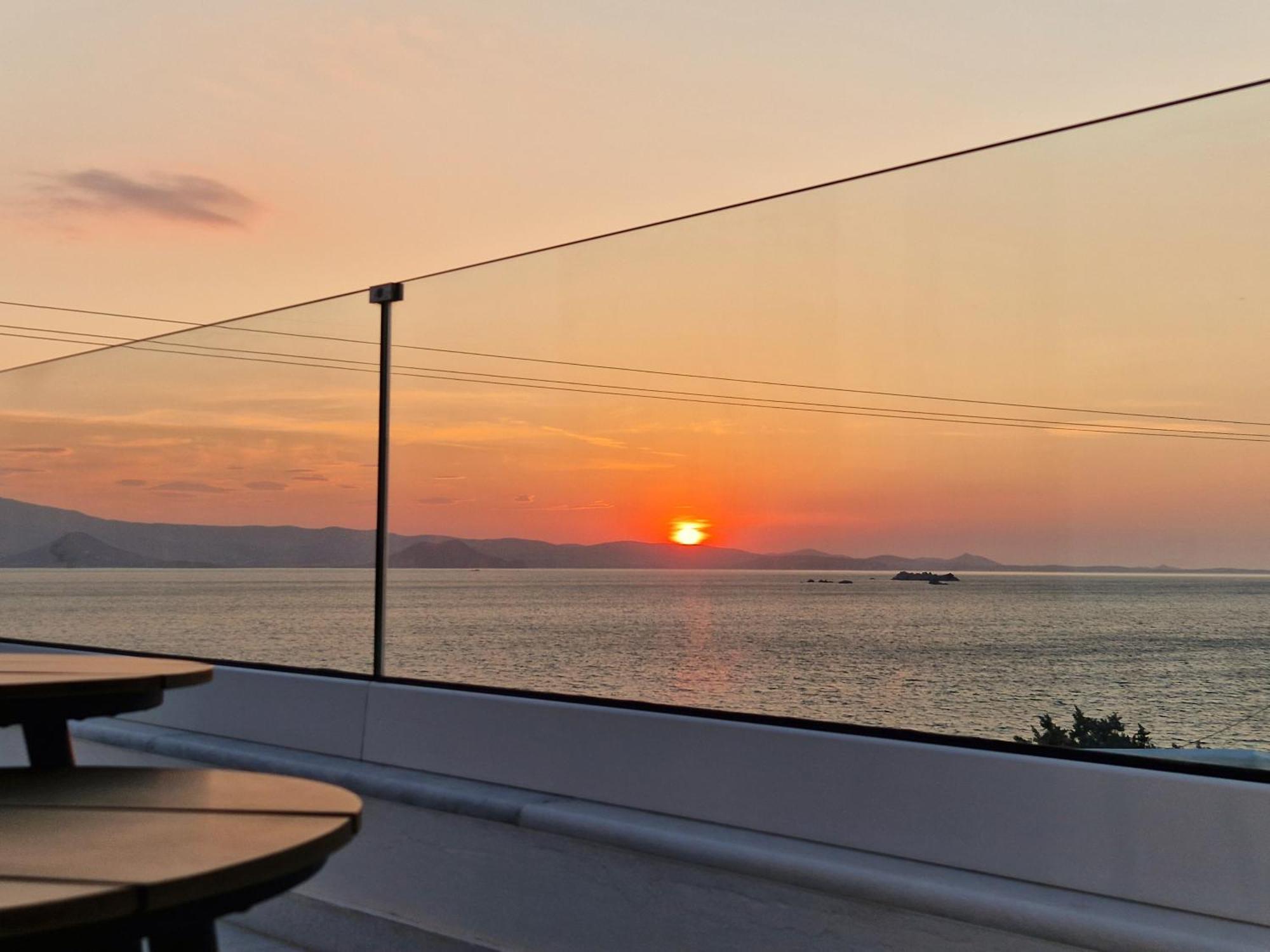Seanfinity Beachfront Suites Mikrí Vígla Szoba fotó